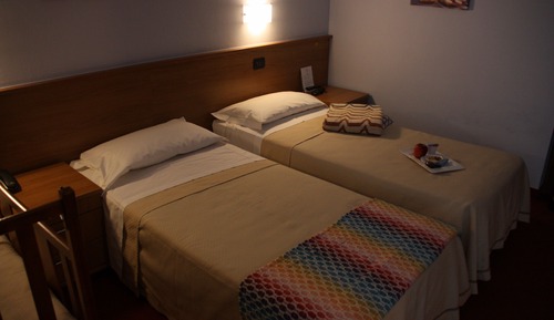 Habitación estándar con 1 cama doble o 2 individuales