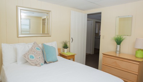 Two-Bedroom Cottage - Lake View - Queen/Twins