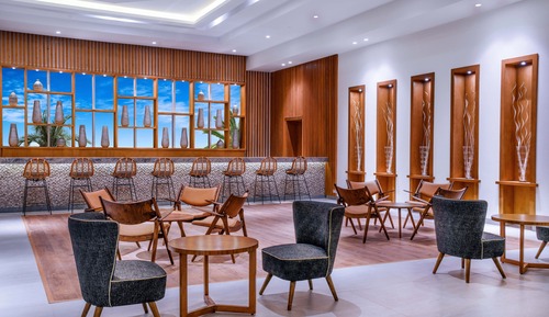 Habitación superior con 1 cama doble o 2 individuales, vistas al mar (Pool View)