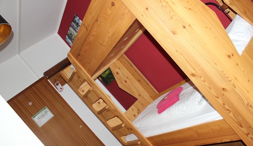 Habitación básica con 2 camas individuales