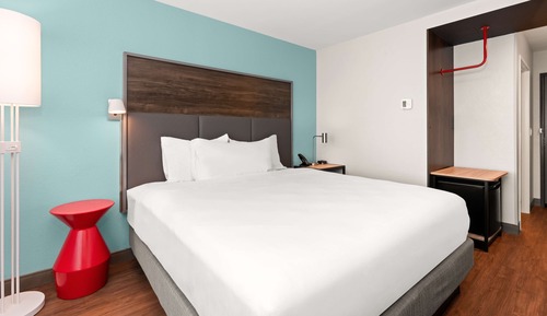 Habitación, 1 cama de matrimonio grande (Mobility & Hearing, Roll-In Shower)