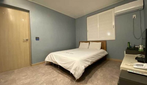 Room (One-person bedroom (Netflix available)