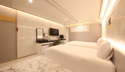 Room (Premium (twin available for Netflix))