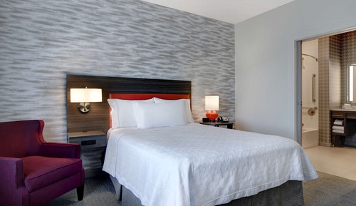 Suite, 1 cama de matrimonio, accesible para personas con discapacidad, bañera (Mobility & Hearing)