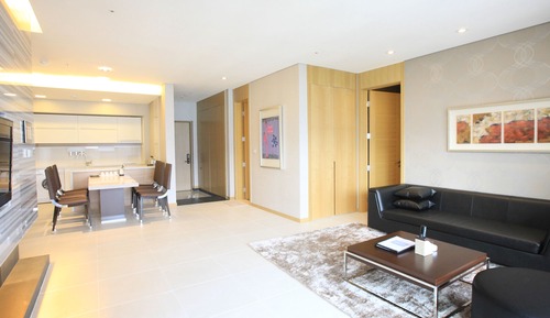 Royal Suite Deluxe Single Floor (Kitchen/Park View/Bed)