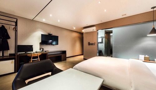 Room (Premier (random assignment))