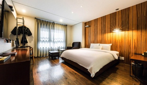 Room (Deluxe - Random Assignment (2pm check)