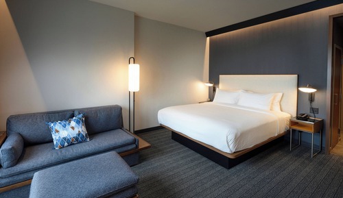 Habitación, 1 cama de matrimonio grande con sofá cama (Mobility/Hearing Access, Roll-In Shwr)