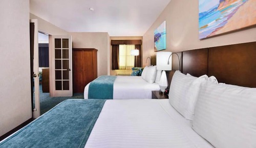 Family Suite, 2 Queens & Kitchenette