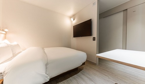 Room (MEDIUM(Standard Medium Room Netflix D)