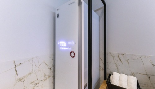 Room (Suite (styler available Netflix avail)