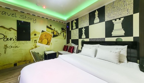 Room (Deluxe (Netflix available - contact f)