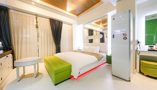 Room (Royal (assigned upon check-in styler )