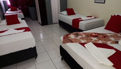 Habitación básica con 2 camas individuales