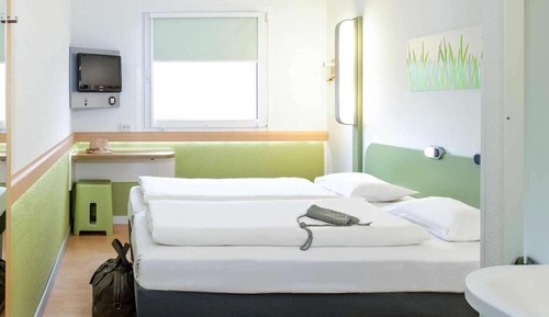 Habitación básica con 2 camas individuales