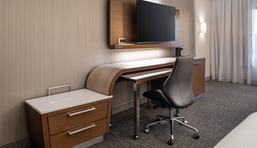 Habitación, 1 cama de matrimonio grande con sofá cama (Mobility/Hearing Access, Roll-in Shwr)