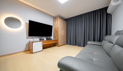 Room (Ondol (bidet in all rooms 65" TV/sofa)