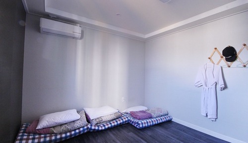 Room (Korean room (ondol room/Netflix (acco)