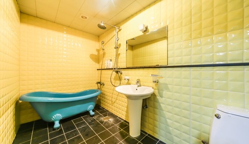 Room (Standard (Netflix Available))