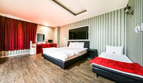 Room (Family Twin (Netflix Available))