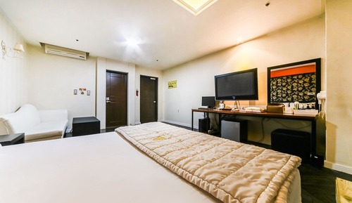 Room (Vacation Room 1 (Netflix available))