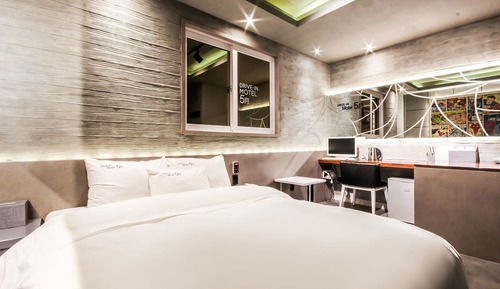 Room (Gallery 2-Spa Whirlpool (Netflix avai)