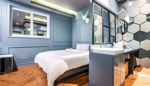 Room (Gallery 1 (Netflix viewing/Non-smokin)