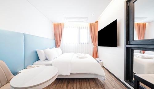 Room (Deluxe (Netflix))