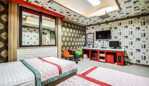 Room (Twin (Netflix))