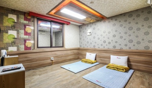 Room (Ondol stand (Netflix available))