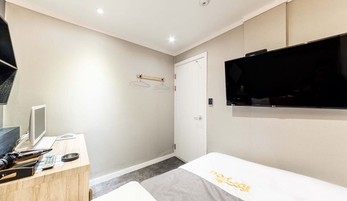 Room (Mini Room (Netflix))