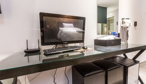 Room (Twin (70 inch TV Netflix Watcha Tivin)