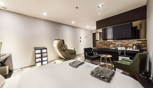 Room (Premium (70-inch TV massage chair Net)