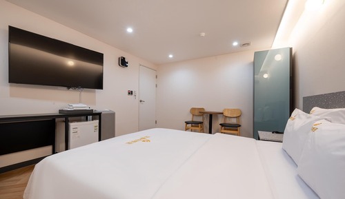 Room (Premium B (simple breakfast Netflix/T)