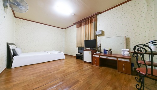 Room (Ondol + With Bed)
