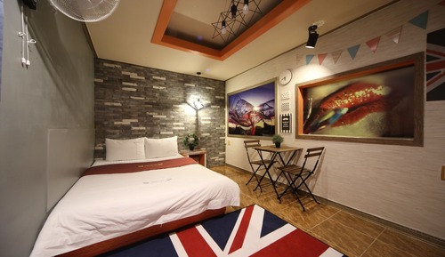 Room (Semi-Suite room (Netflix available))