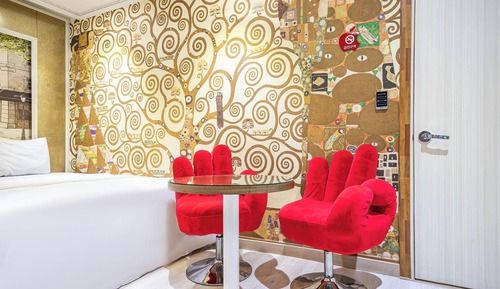 Room (Twin (Netflix Available))