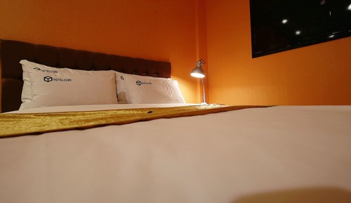 Room (Deluxe (Free viewing of Netflix and 5)