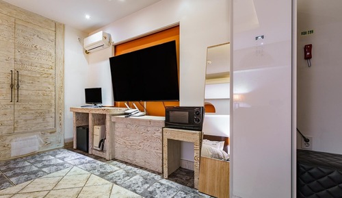 Room (Styler Room (65 Smart TV top-of-the-l)