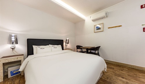 Room (Standard (65 Smart TV Netflix premium)