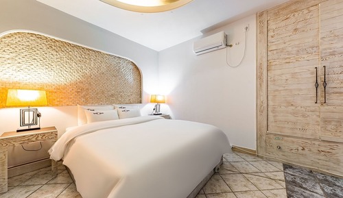 Room (Deluxe (65 Smart TV premium mattress )