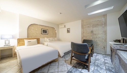 Room (Business Twin (Queen + 1 Super Single)