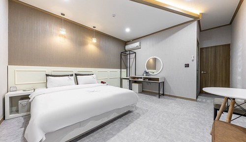 Room (Standard Room - Netflix Available)