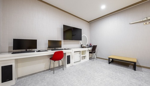 Room (Twin - 2 PC Netflix Available)