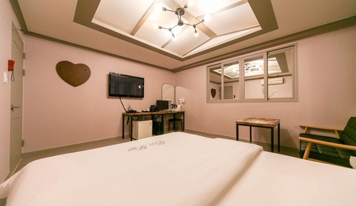 Room (Deluxe (PC/Bathtub/Netflix))