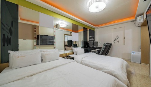 Room (Premium (Netflix/YouTube Available - )