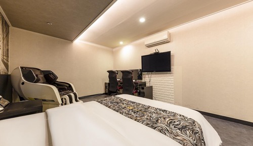 Room (VIP massage (Netflix/PUBG 2PC availab)