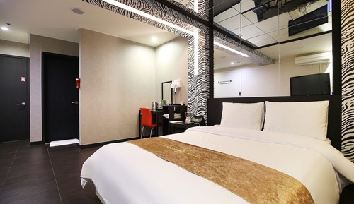 Room (Mirror Room (Netflix available))