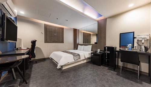 Room (Standard (Netflix available))