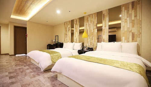 Room (Twin (Netflix))